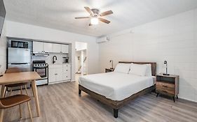 Contemporary Studio - Perfect For Creative Souls!